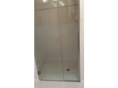 Entrance to shower with handicap accessible door